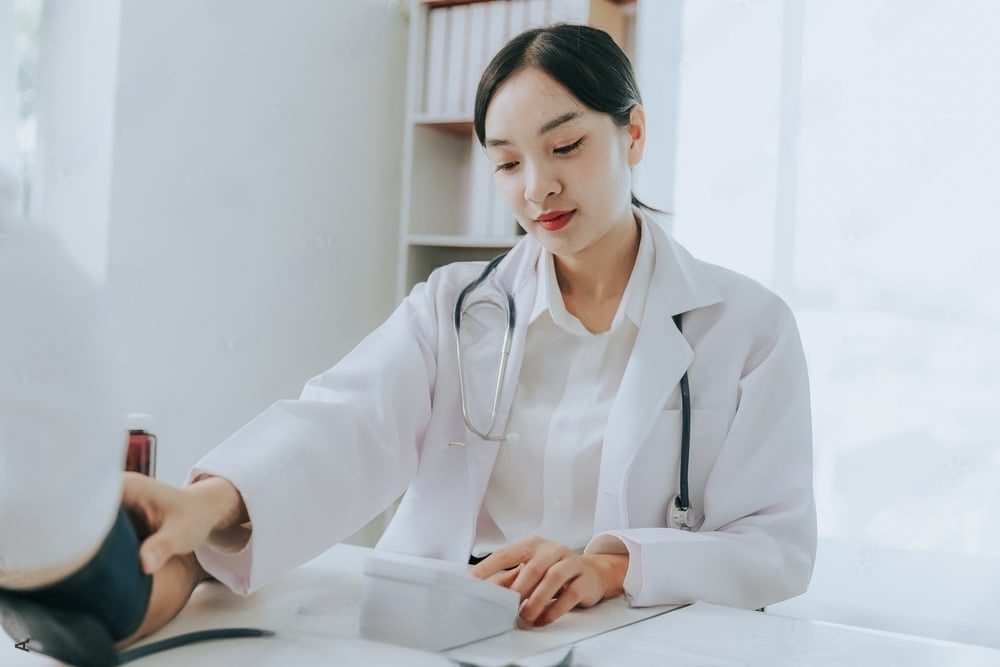 medecin-faisant-un-test-sanguin
